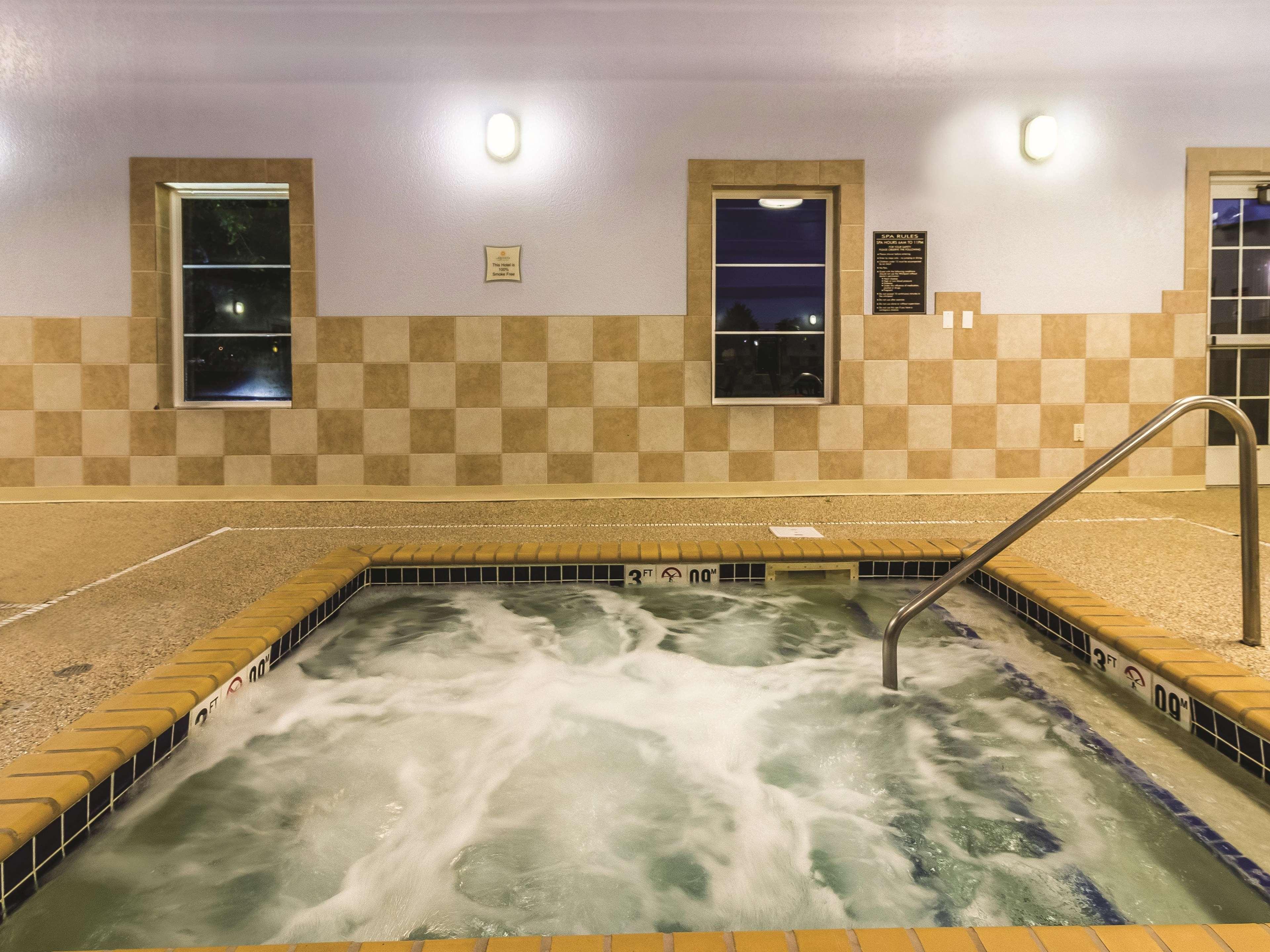 La Quinta By Wyndham Fargo-Medical Center Hotel Exterior photo