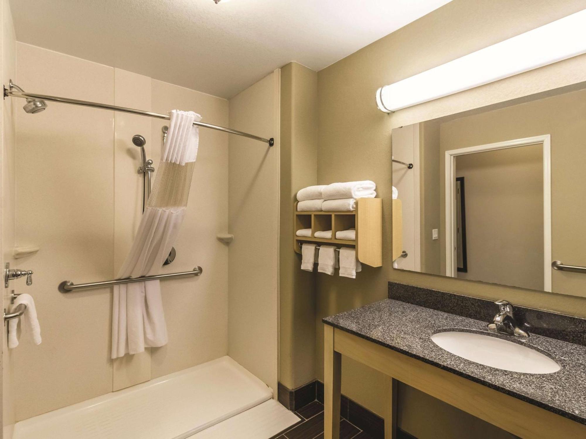 La Quinta By Wyndham Fargo-Medical Center Hotel Exterior photo