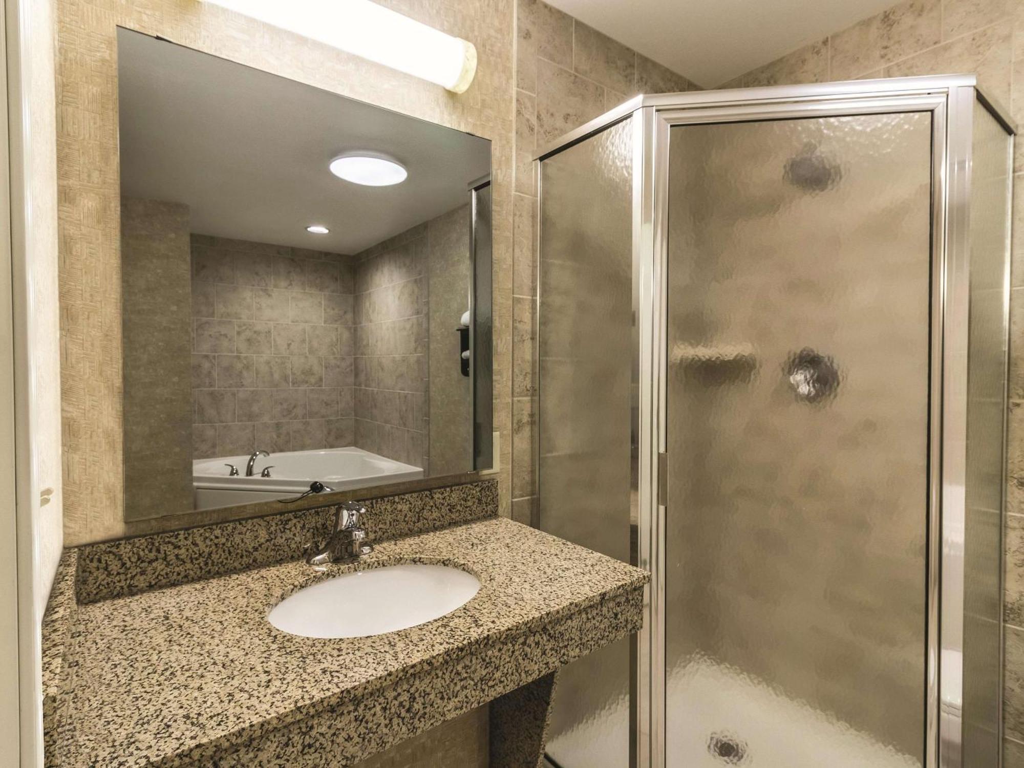 La Quinta By Wyndham Fargo-Medical Center Hotel Exterior photo